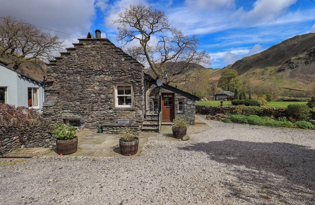 BECKSIDE STUDIO, family friendly, with open fire in Ullswater