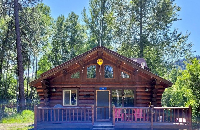 Accès facile de la cabine de Becky à la piste de ski et à la rivière Methow!
