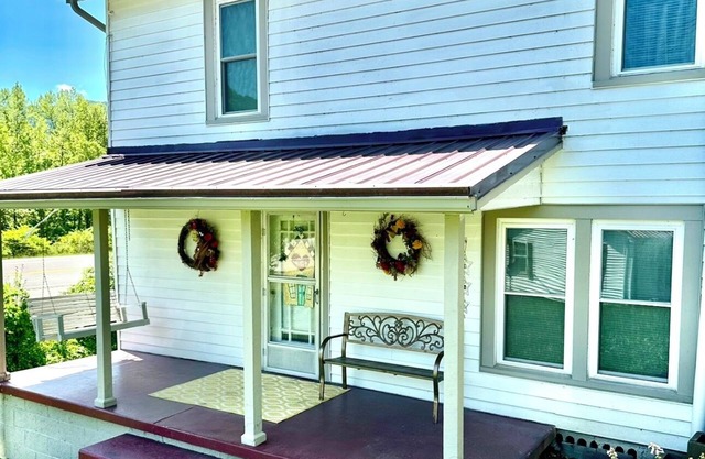 Bed and Biscuit Inn Pet friendly ! Near Kingdom come park & Pine mtn.
