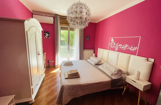 Bed and Breakfast "L'Albero Maestro" : sulla Via Francigena, dentro il più bel modello geologico di morena glaciale, nel verde di un territorio di laghi e boschi, tra i sentieri che furono dei Salassi grandi antogonisti dei Romani