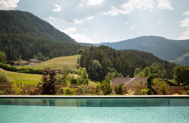 Chambre d'hôtes Castel Maurn Suite Galilei avec vue sur les montagnes, piscine partagée & Wi-Fi