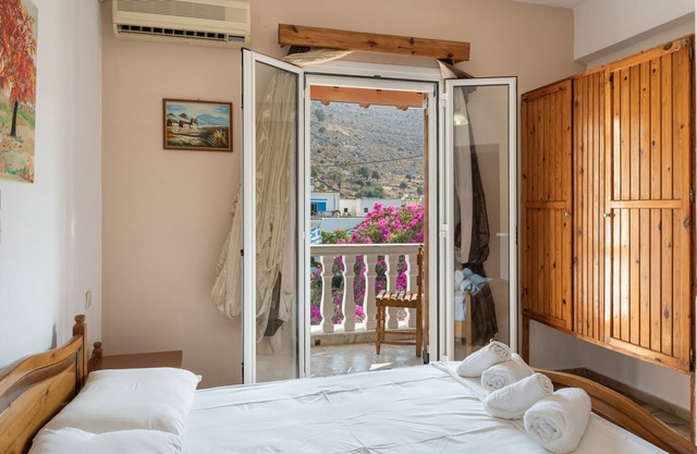 Bed and Breakfast 'Double Room No 9' with Sea View, Wi-Fi and Air Conditioning