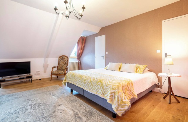 Chambre d'hôtes 'Suite Ninon De Lenclos' avec terrasse partagée, jardin partagé et Wi-Fi