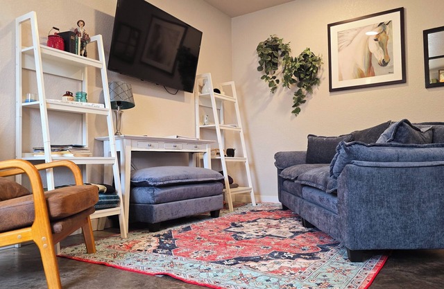Bed & Breakfast Nook ❤ Fenced Yard ❤ Hot Tub ❤ Heated Floors ❤ Pet Friendly