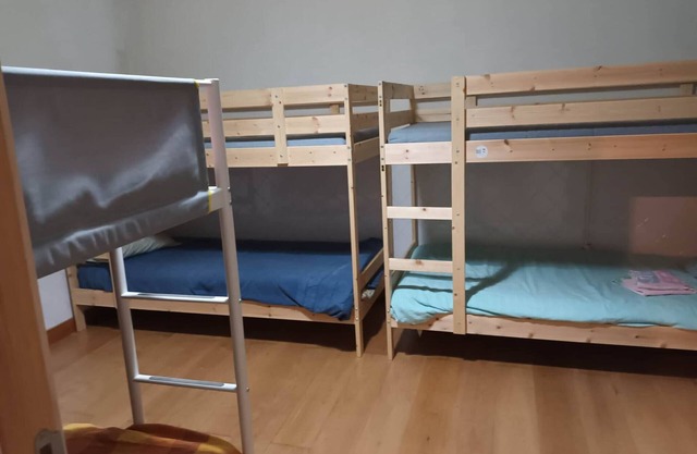 Lit dans un dortoir de 6 lits, utilisation mixte pour hommes et femmes