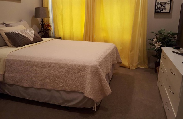Chambre à coucher et salle de bain Salle de bain partagée à N. San José 聖 何 西 的 整洁 大 臥室