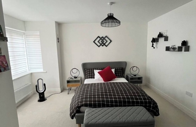 Bedroom with locks-Private Bathroom & Free Parking