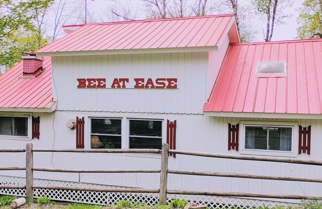 "Bee at Ease" cottage on Shadow Lake