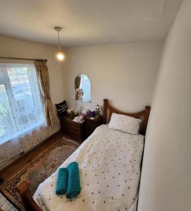 BEE GENTLE BEE KIND BEE HAPPY rooms