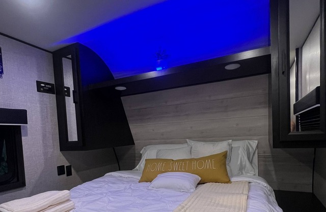 Bee (🐝) happy camper! Comfy 30' w/ full bathroom ✨