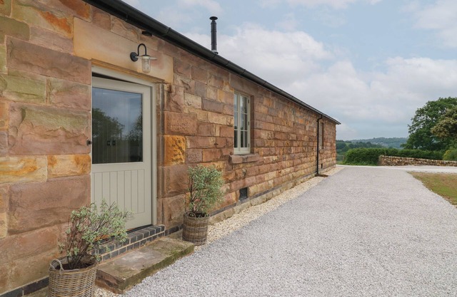 BEECH COTTAGE - FOLD YARDS, family friendly, with a garden in Crich