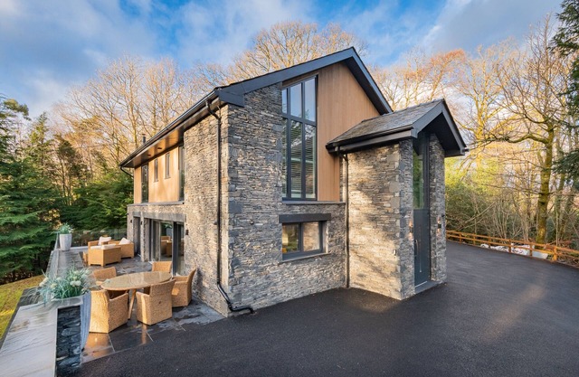 Beech Rock, boutique, all suite home with Hot tub!