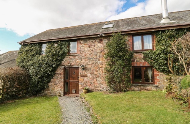 BEECHCROFT COTTAGE, pet friendly, with open fire in South Molton