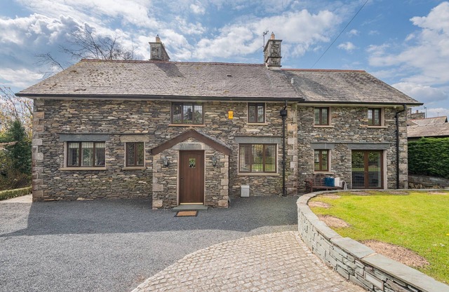 Beechwood, Windermere - sleeps 10 with Hot tub!
