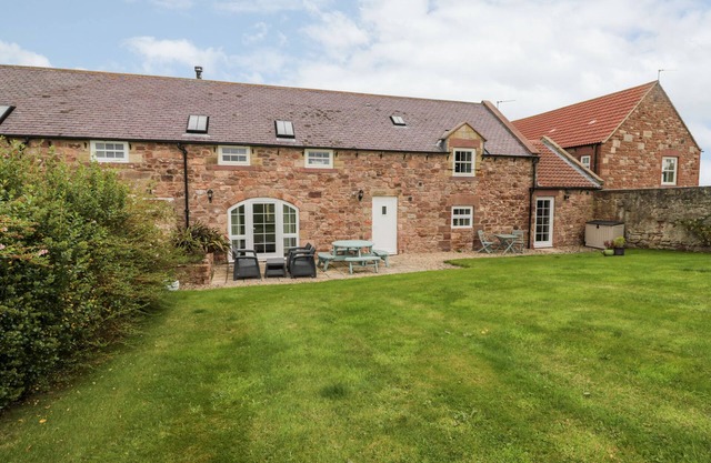 BEEHIVE BARN, luxury holiday cottage, with open fire in Beal
