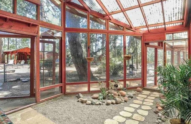 Beeline Bungalow- 2 rentals on 2 acre property