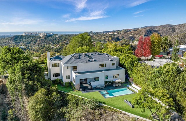 BEL AIR FAMILY ESTATE / GATED / POOL / BASKETBALL COURT / SMART-HOME / 5 BEDROOM
