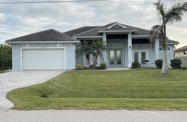 Bela-Vita-Charming 3-bedroom canal front pool home with 2 master suites