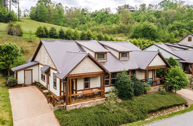 Belcher House - Upscale Townhome in Small Resort Community w/Clubhouse & Pool
