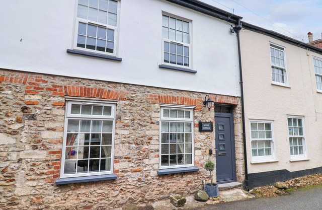 BELFRY COTTAGE, pet friendly, character holiday cottage in Colyton