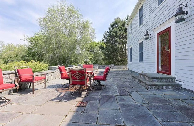 Bell View: Private tennis court and an in-law
