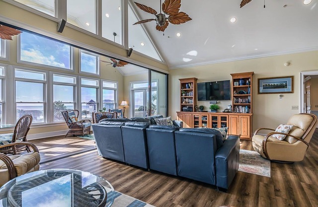Bella Acqua - Ocean Views, Golf Cart includes, Club Cards available, 715 Swordfish