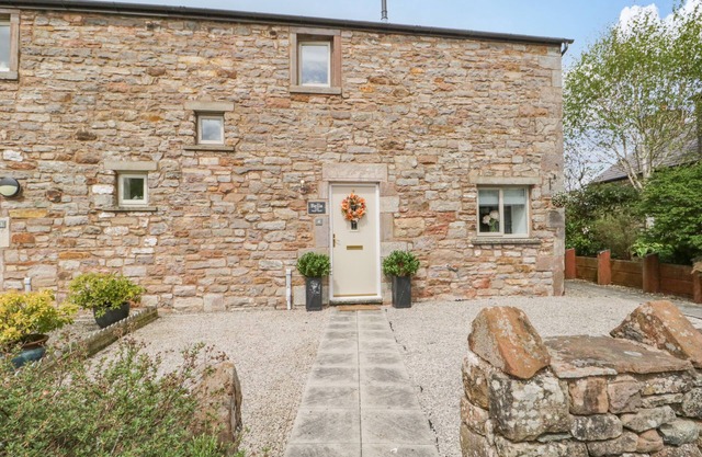 BELLA COTTAGE, pet friendly, with open fire in Appleby-In-Westmorland