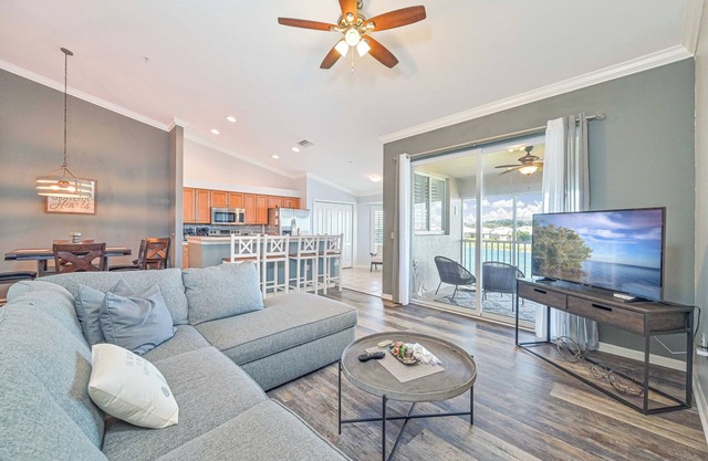 Bella Terra - Top floor condo with wide Lake View!