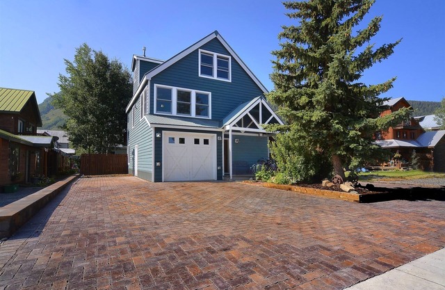 Bella View / Pet Friendly Luxury Home in Town