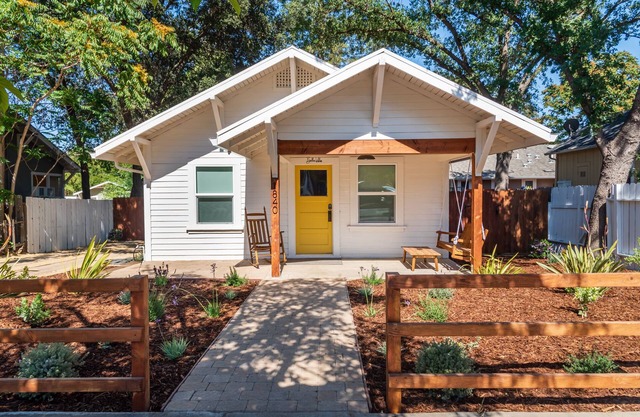 Bella Villa- Vine Cottages- Luxury Downtown Bungalow with Private hot tub!
