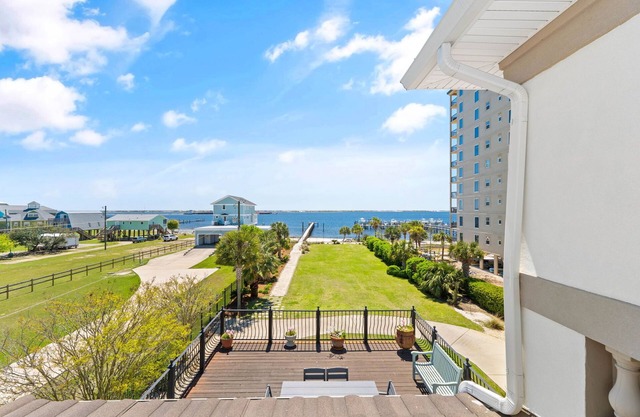 Bella Villa Waterfront Suite- Water Views!