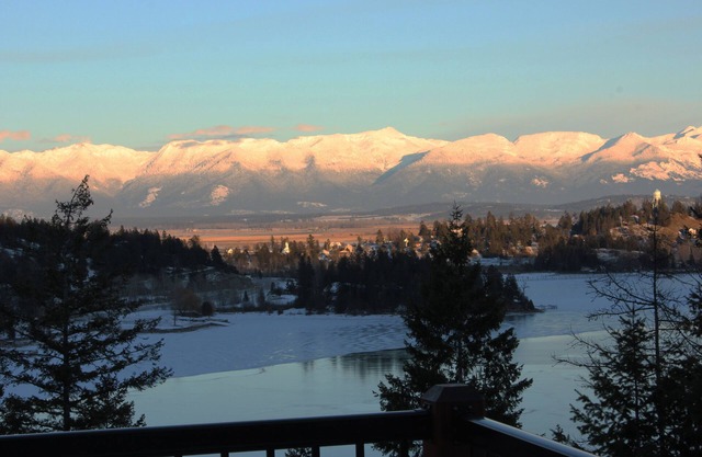 "Bella Vista" Surplombant le magnifique lac Flathead avec de superbes vues panoramiques!