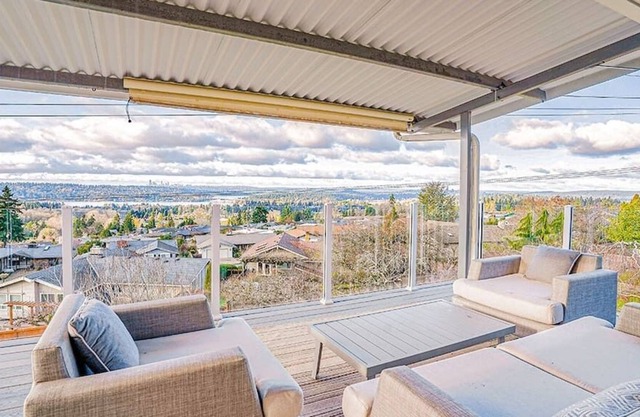 Bellevue home | Panoramic view | Work desks | Fireplaces