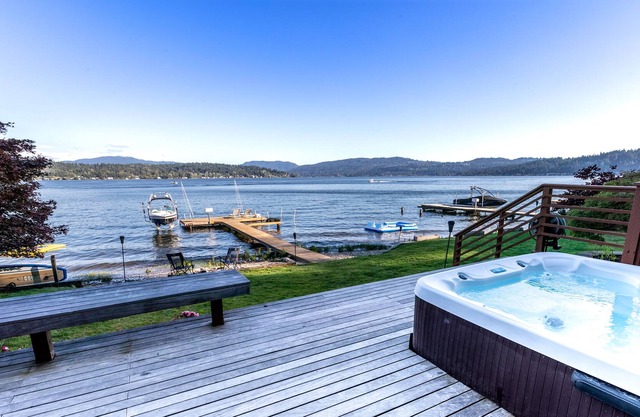 Bellevue Lakeside Casa + Casita w/hot tub & 50ft private beach