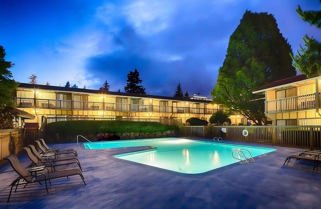 Bellevue Retreat! 4 Units Near Bellevue Botanical Garden! Pets are Welcome!