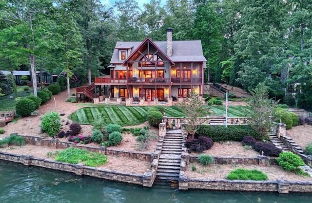Bellissimo at Lake Chatuge. Lakefront, hot tub, dock, shuffleboard