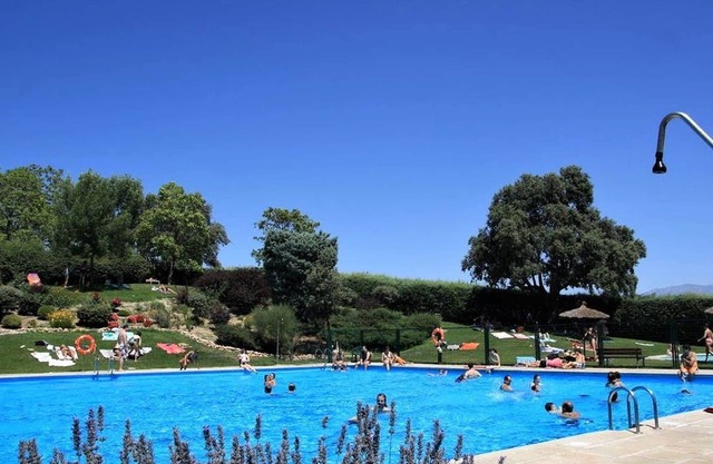 Villa jumelée en duplex avec 3 piscines et un court de tennis