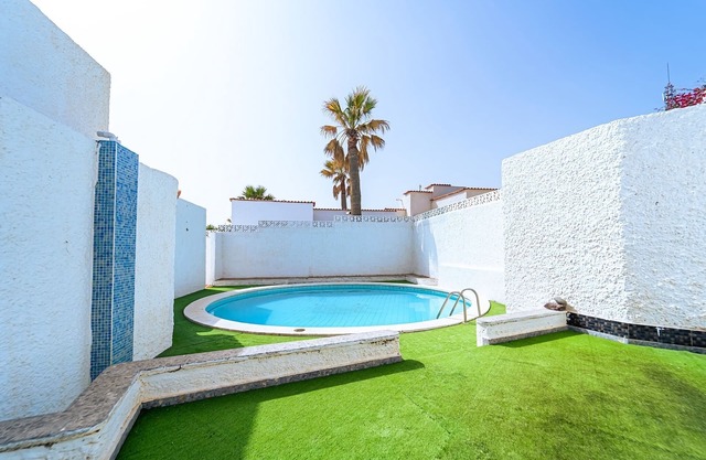 Jolie maison de vacances avec piscine extérieure