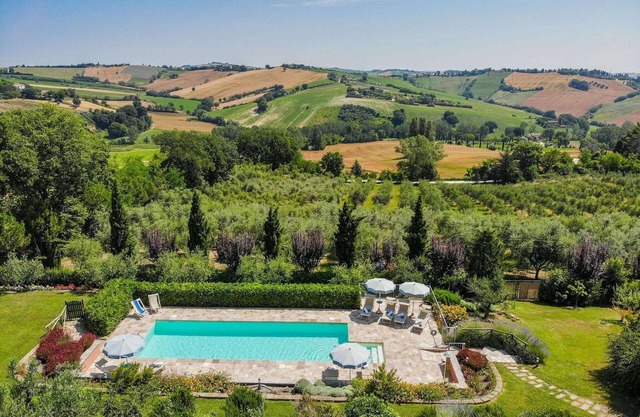 Villa confortable à Mondavio avec piscine