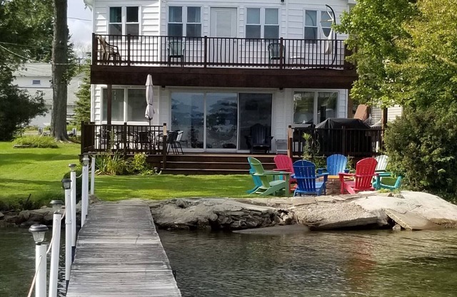 Maison familiale au bord du lac de Bemus Point avec terrasse, quai, cale de bateau, véranda avec vue