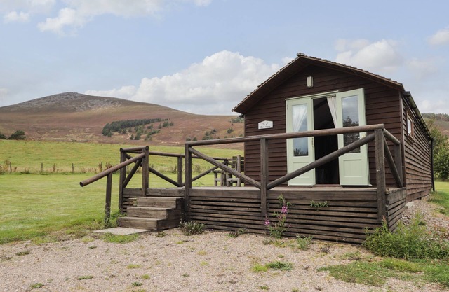 BEN VIEW, character holiday cottage, with a garden in Dufftown