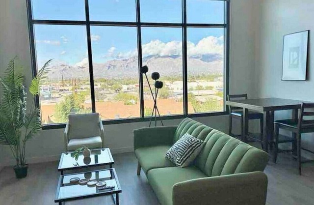 NEW Stunning Loft w/ FAST Internet & POOL By UofA