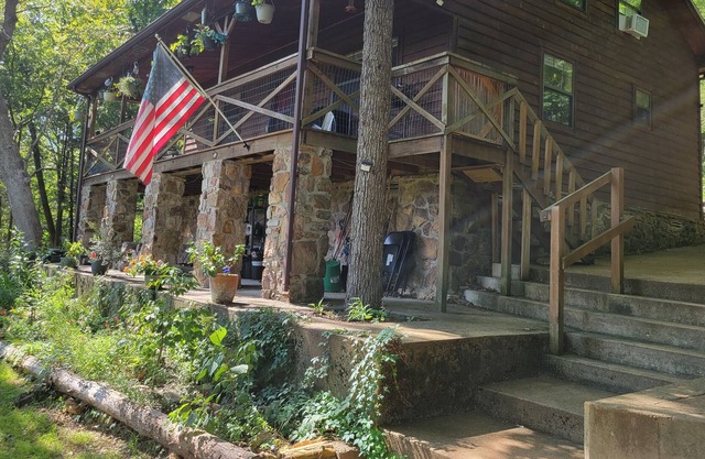 BenevaBluff - Private cabin on 5 acres located near everything