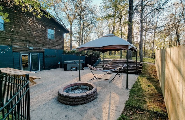 Bentonville Basecamp, 2 King beds, 7 seat Hot tub, 2 Car Garage