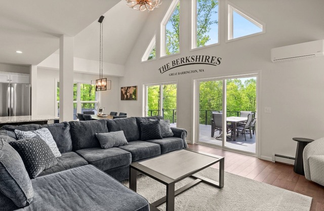 Berkshires Best / Large Deck with Hotub, Basement with Game room & Fitness room