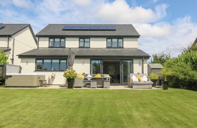 BERLLAN, family friendly, luxury holiday cottage in Benllech