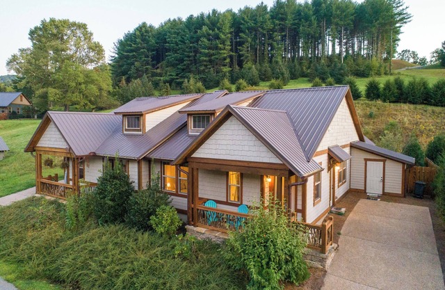 Maison de ville moderne à Nano-Resort - Clubhouse, piscine, salle de gym, ruisseau à truites, vue panoramique sur les montagnes!
