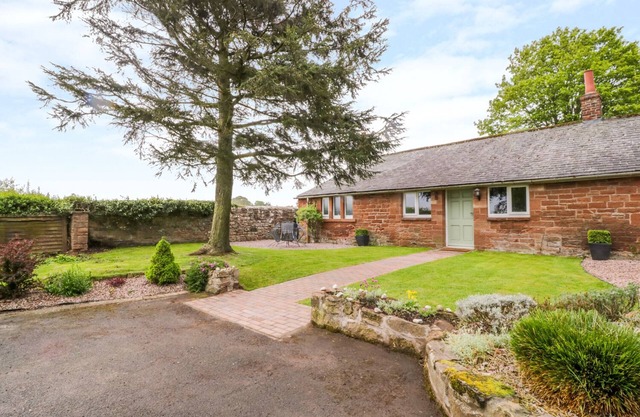BERRYMOOR COTTAGE, pet friendly, with hot tub in Corby Hill