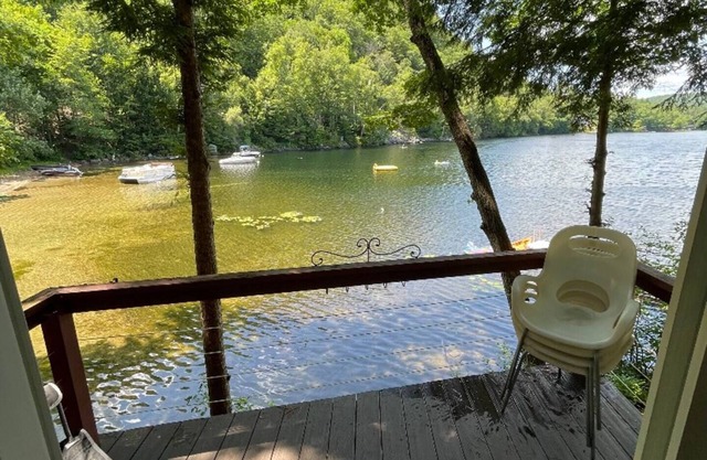 Berta's Lake Front Cottage on Winona Lake!
