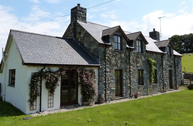 Construit en pierre et en ardoise galloises traditionnelles, Berthlwyd propose un hébergement spacieux et confortable